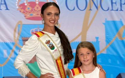 El alcalde y la concejal de Fiestas felicitan a las reinas juvenil e infantil de la Velada y Fiestas, Malena y Cayetana