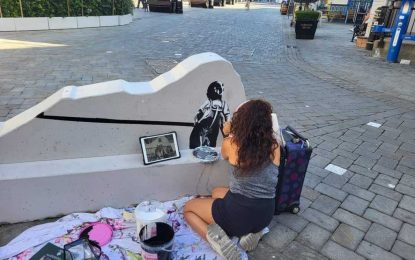 La artista Kyrane Lia estrena un proyecto de arte urbano en las barreras de la Calle Real