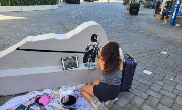 La artista Kyrane Lia estrena un proyecto de arte urbano en las barreras de la Calle Real