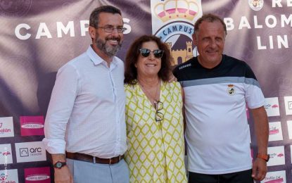 El alcalde visitó el campus de fútbol que la Real Balompédica Linense desarrolla en el colegio San Juan Bosco