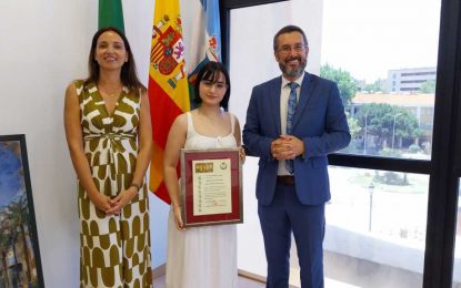 El alcalde recibe a la joven Carmen Quirós, Premio Beatriz de Suabia 2024 por graduarse con la máxima calificación en Geografía e Historia