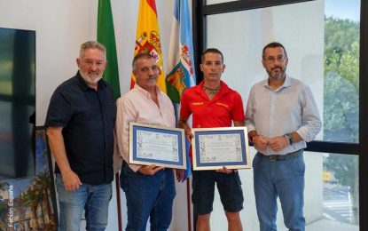 El alcalde entrega reconocimientos a Rafael Fosela y Borja Escudero por su labor en la localización del cadáver de un joven que pereció ahogado en Poniente