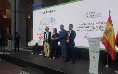 El alcalde recoge en Madrid un galardón a la excelencia turística por el ciclo de conciertos En La Línea Música