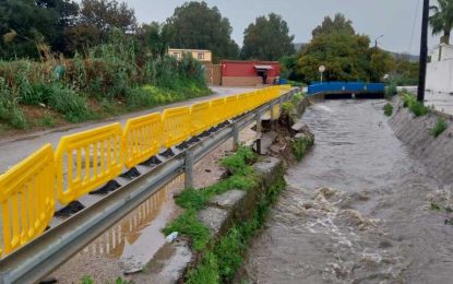 Colocadas vallas de protección junto a un arroyo del camino de Torrenueva por un desprendimiento