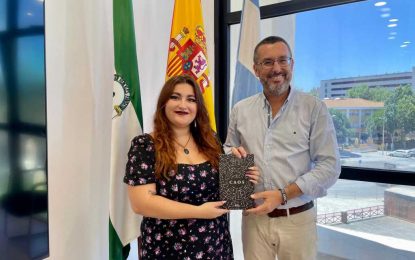 El  alcalde  se reúne con la joven autora linense,  Lucía Rodríguez,  que ha  debutado en la poesía con el libro  ‘Caos’