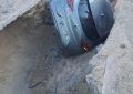 Una conductora resulta ilesa tras caer con su vehículo en una zanja de obras en la carretera del cementerio