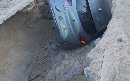 Una conductora resulta ilesa tras caer con su vehículo en una zanja de obras en la carretera del cementerio