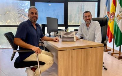 El linense José Antonio Duarte presenta al alcalde su tesis doctoral sobre ciudades saludables con La Línea como ejemplo de intervención urbana