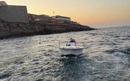 Rescatada una embarcación local que navegaba a la deriva cerca de Punta Europa