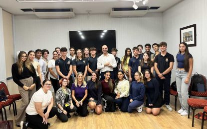 Voces Jóvenes Marcan el Camino en el Simposio Juvenil en Gibraltar.