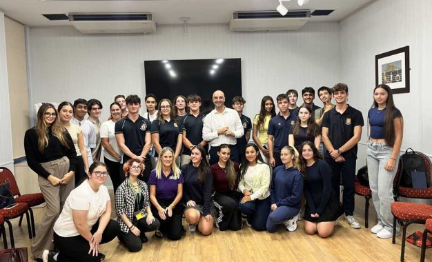 Voces Jóvenes Marcan el Camino en el Simposio Juvenil en Gibraltar.