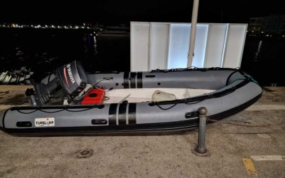 Aduanas recupera una lancha neumática de casco rígido en Western Beach