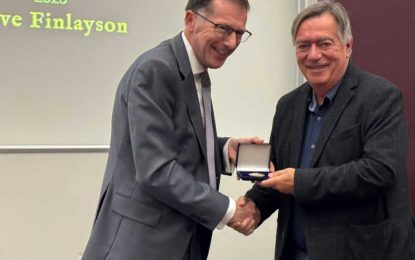 El Director del Museo Nacional de Gibraltar recibe la medalla William  King