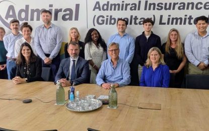 El Ministro Feetham visita la oficina de Admiral Insurance Gibraltar