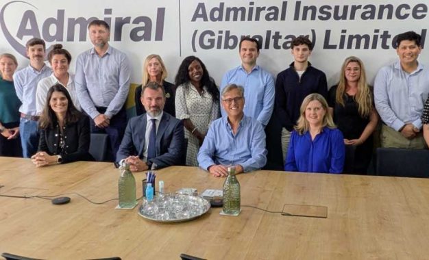 El Ministro Feetham visita la oficina de Admiral Insurance Gibraltar