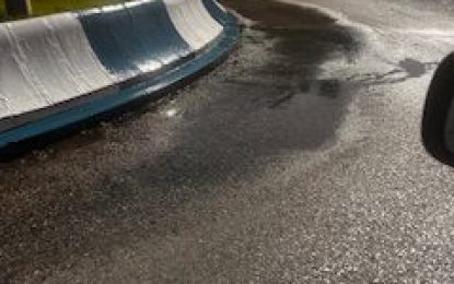 ASI SE TIRA EL AGUA EN LA LINEA.