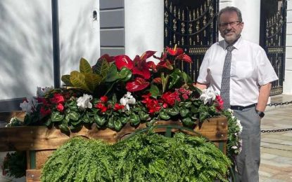 Se ha colocado un «Carrito Floral» en Main Street, frente al Edificio del Parlamento, en Gibraltar.