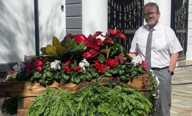 Se ha colocado un «Carrito Floral» en Main Street, frente al Edificio del Parlamento, en Gibraltar.