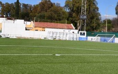 Continúan las obras de sustitución de césped en el campo Manuel Mateo