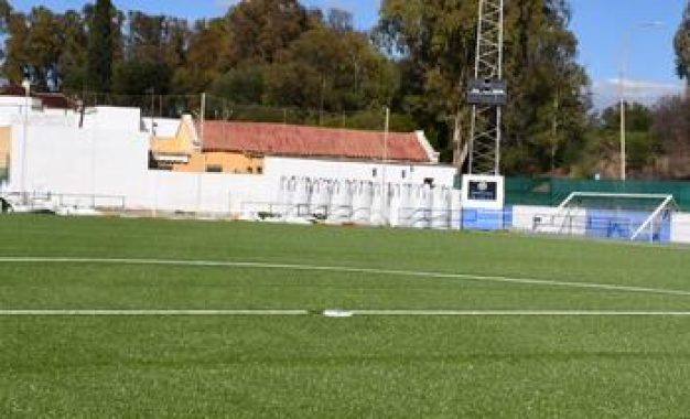 Continúan las obras de sustitución de césped en el campo Manuel Mateo