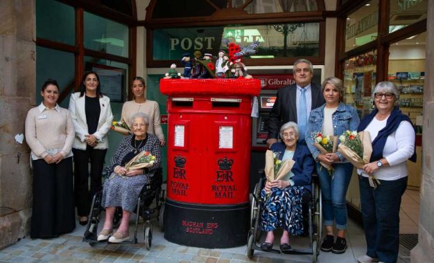 . La comunidad de Gibraltar crea una exhibición de amapolas artesanales para el Día del Recuerdo