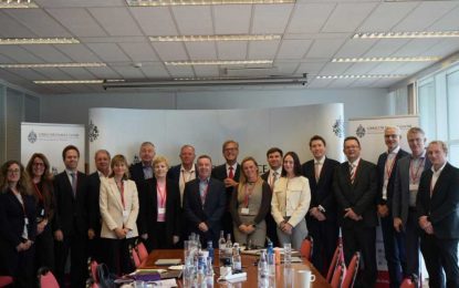 El Ministro Feetham se dirige a la Asociación de Estados Microeuropeos.