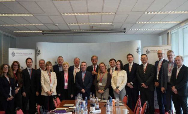 El Ministro Feetham se dirige a la Asociación de Estados Microeuropeos.