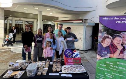 En Gibraltar ,la rifa y venta de pasteles del Grupo del Simposio Juvenil fue todo un éxito.