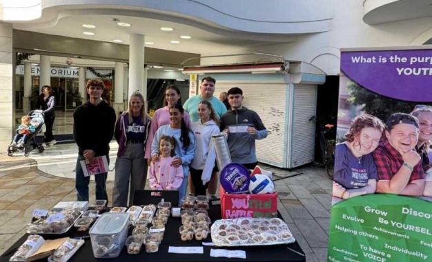 En Gibraltar ,la rifa y venta de pasteles del Grupo del Simposio Juvenil fue todo un éxito.