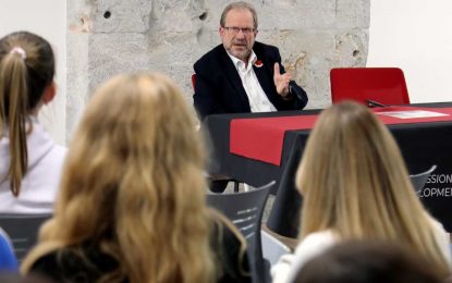 El Ministro Cortés habla ante un grupo de estudiantes de la Universidad  de Granada