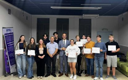El Ministro Santos entrega certificados a los Jóvenes Líderes.