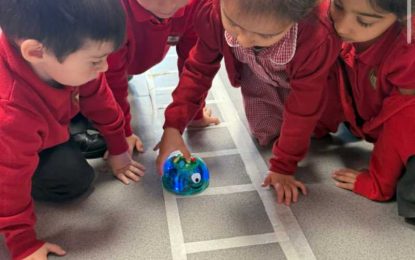 La escuela primaria Governor’s Meadow celebra el Día Mundial de STEM con actividades prácticas.