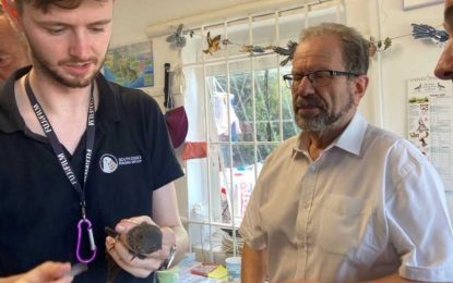 El Ministro de Medio Ambiente visita la operación de anillamiento de aves de la GONHS