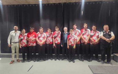 El Honorable Ministro Sir Joe Bossano asiste a la inauguración de la Copa Mundial Juvenil de Dardos en Gibraltar