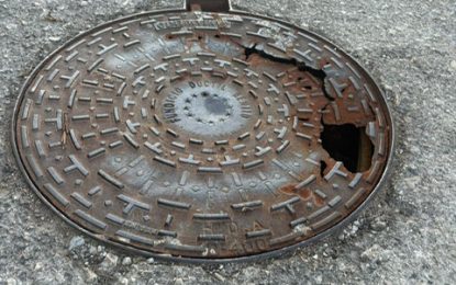ESTAS TAPAS DE ALCANTARILLADO ESTAN JUNTO AL EDIFICIO ROCAMAR, TOTALMENTE PODRIDAS.