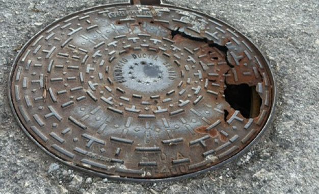 ESTAS TAPAS DE ALCANTARILLADO ESTAN JUNTO AL EDIFICIO ROCAMAR, TOTALMENTE PODRIDAS.