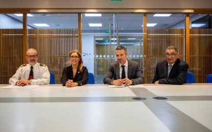 El Gobierno y el Ministerio de Defensa británico en Gibraltar firman un  nuevo acuerdo de suministro eléctrico