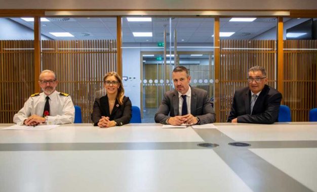 El Gobierno y el Ministerio de Defensa británico en Gibraltar firman un  nuevo acuerdo de suministro eléctrico