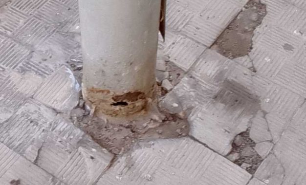 En La Línea , otra  farola en peligro de caída, en Pasaje Aragón con Calle Concha Espina