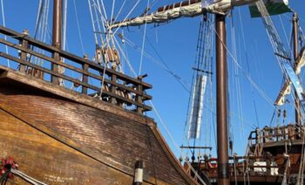La réplica del primer barco que dio la vuelta al mundo puede visitarse en el Puerto de Sotogrande