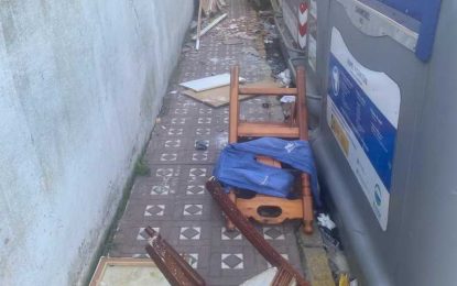 ASI LUCEN LAS CALLES DE LA LINEA A UNAS SEMANAS DE LA NAVIDAD .