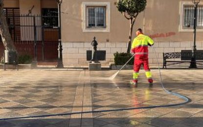 Realizada una limpieza especial en calles de la Rosaleda de Campamento