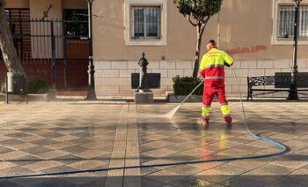 Realizada una limpieza especial en calles de la Rosaleda de Campamento