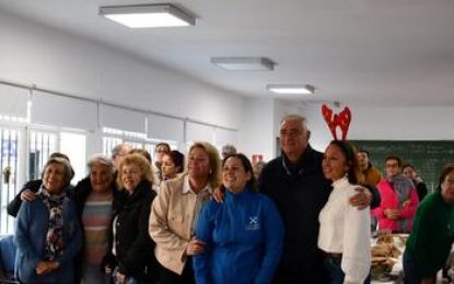 El programa Envejecimiento  Activo en Puente Mayorga , se despide del año con un desayuno navideño