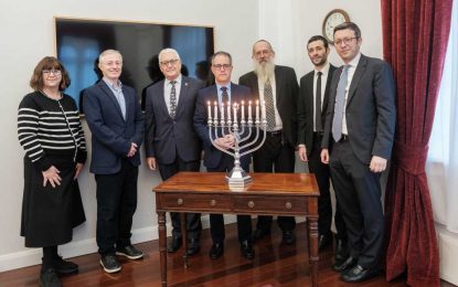 El Honorable Joseph García, Viceministro Principal, enciende la primera vela del candelabro