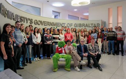 El Viceministro Principal y el personal del No. 6 Convent Place vistieron hoy sus suéteres navideños en ayuda de Save the Children.