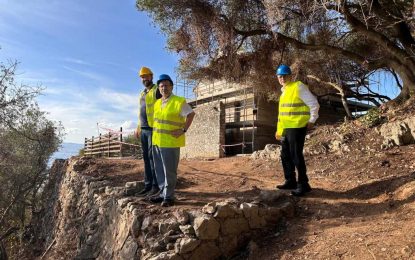 El Ministro Cortés visita el proyecto de restauración del Old Willis’s Magazine en el Peñón Superior