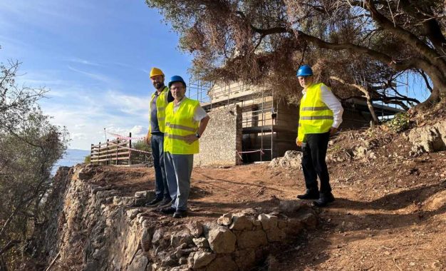 El Ministro Cortés visita el proyecto de restauración del Old Willis’s Magazine en el Peñón Superior