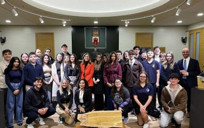 Participantes del Simposio Juvenil asisten a una sesión parlamentaria especial con la Presidenta de la Cámara