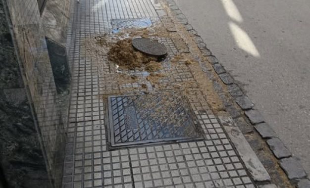 VERTIDO DE AGUAS FECALES Y MAL OLIENTES EN LA CALLE CLAVEL DE LA LINEA .